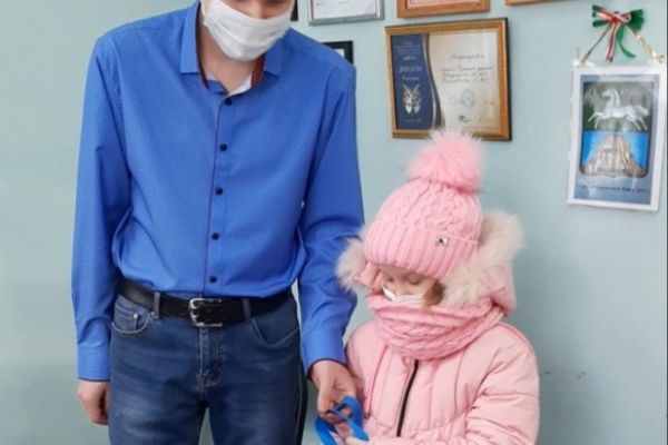 вручение новогодних подарков детям 