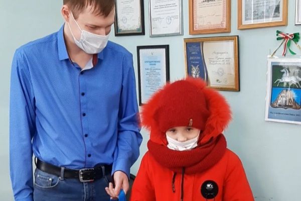 вручение новогодних подарков детям 