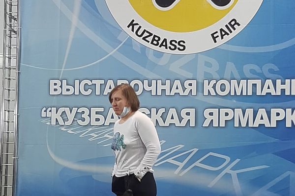 Ирина Маляш с собакой-проводником исполняют танец 