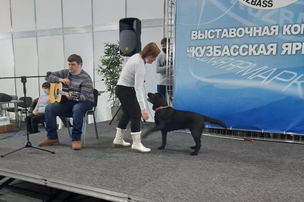 Ирина Маляш с собакой-проводником исполняют танец 