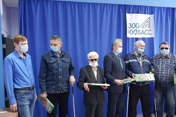 Мужчины с подарками