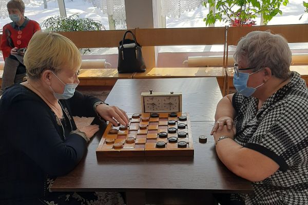 Шашки Регина и Пантелеева