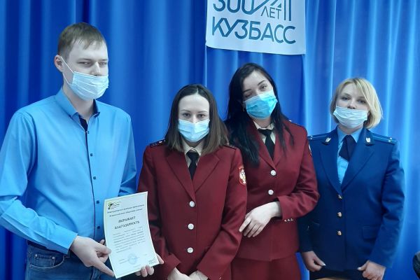 на фото Кущ С.А. и специалисты  территориального отдела 