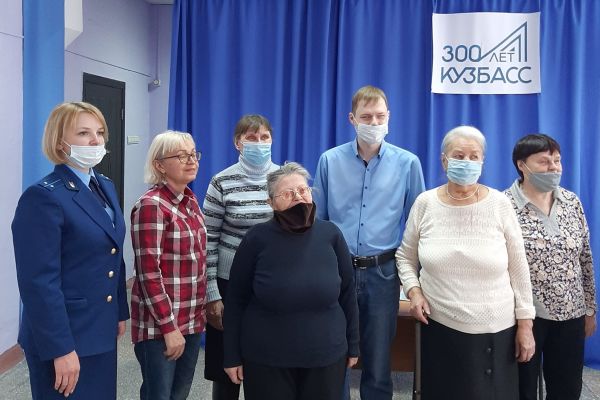 на фото Кущ С.А. и специалисты  территориального отдела 
