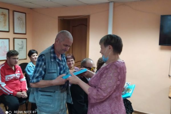 vruchenie-sladkieekh-podarkov-ot-administratsii-goroda-2B4959468-1682-3FC3-6628-E56A0BBC9516.jpg