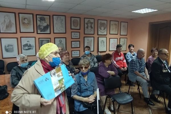 vruchenie-sladkieekh-podarkov-ot-administratsii-goroda-31AC09507-07A4-022F-1B03-C136D59698FE.jpg