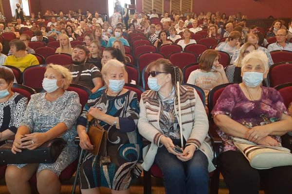 Посещение драматического театра 