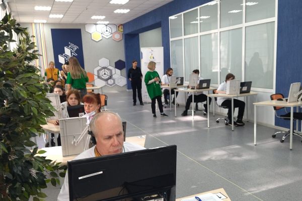 выполняет задание