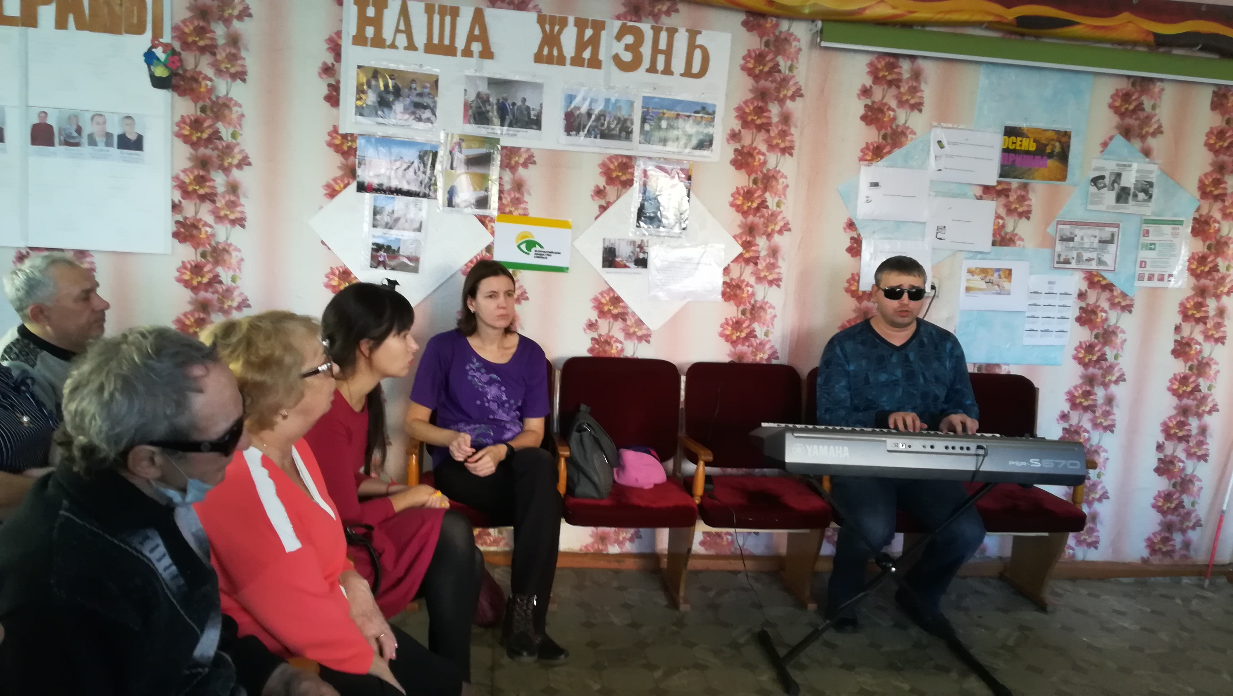 В. Леонтьев исполняет песню