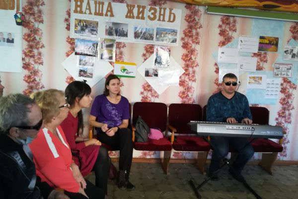 В. Леонтьев исполняет песню