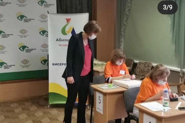 выполняет задание