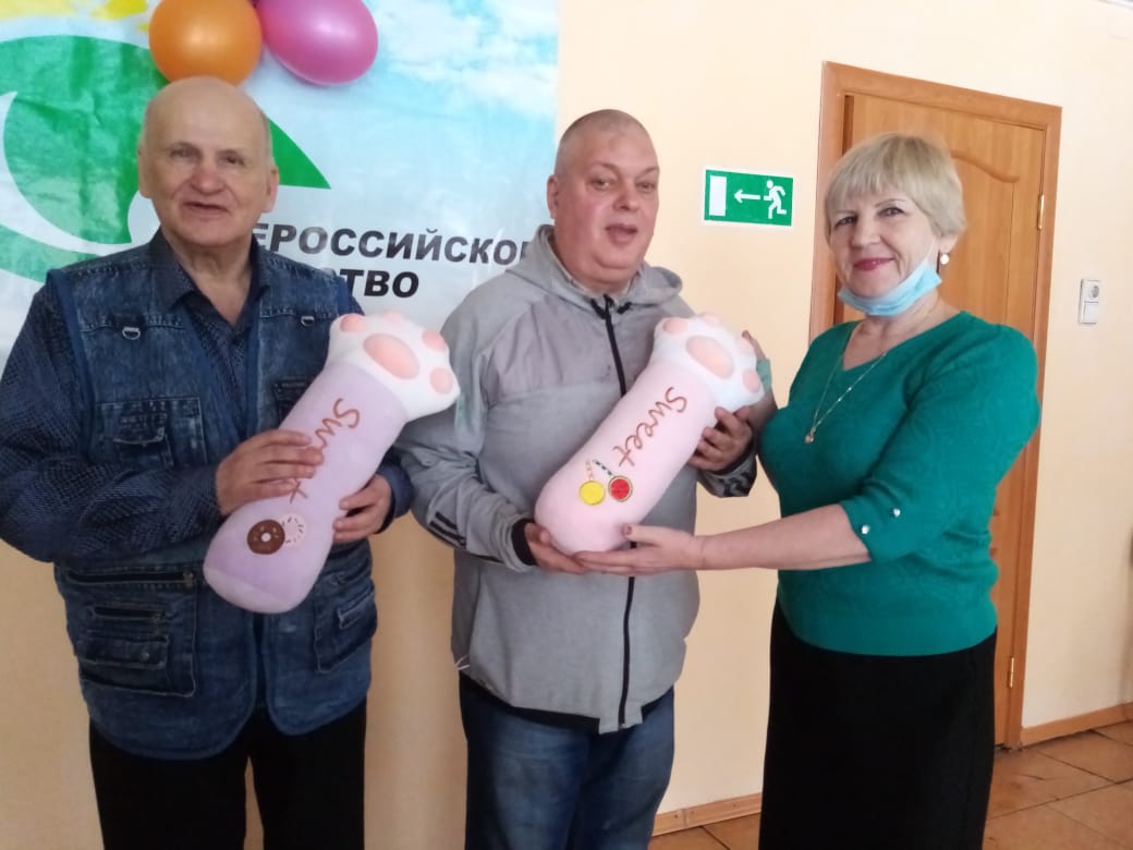 Куратов В. и Рыжко Р. с лапой дружбы