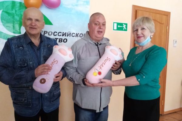 Куратов В. и Рыжко Р. с лапой дружбы