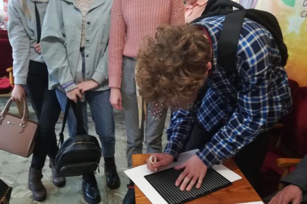 пробуют писать по Брайлю