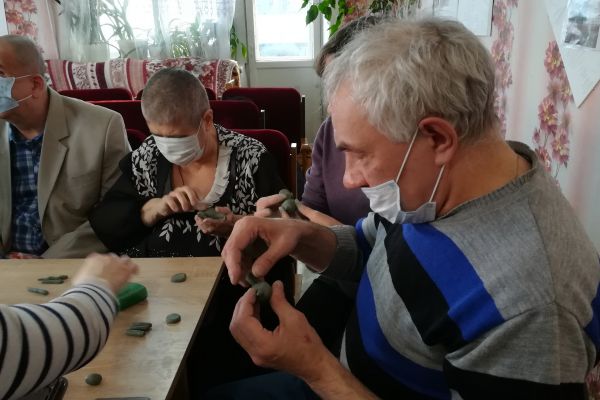 А. Исаков за работой