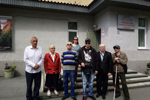 Члены Анжеро-Судженской МО ВОС у входа в краеведческий музей