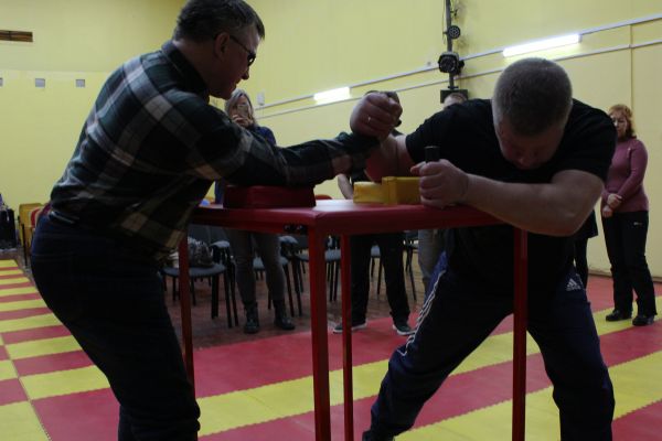 областной чемпионат по армрестлингу среди мужчин и женщин 