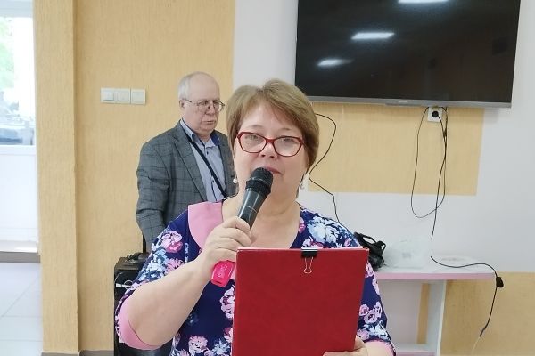 ведущая Тихонова