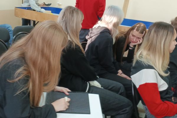 пробуют писать по Брайлю