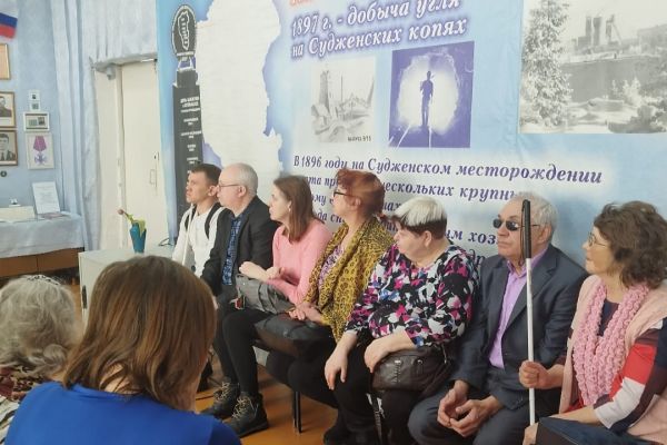 slushayut-rasskaz-o-muzeeF0ABD6E3-03B6-E5F1-E562-CDE6DA101A65.jpeg